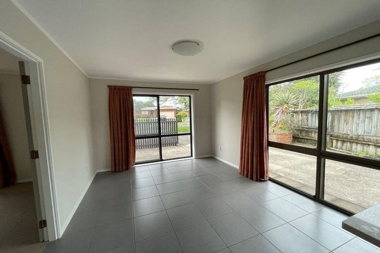 Photo of property in 24 Jillteresa Crescent, Half Moon Bay, Auckland, 2012