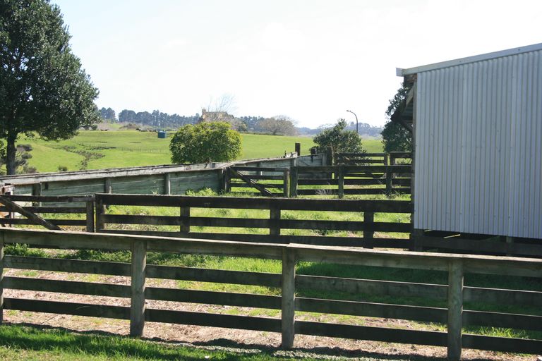 Photo of property in 7 Kaipara Lake Road, South Head, Helensville, 0874