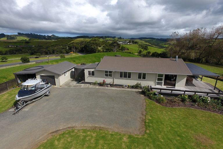 Photo of property in 7 Kaipara Lake Road, South Head, Helensville, 0874