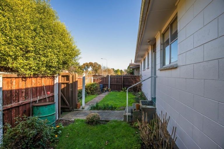 Photo of property in 2/15 Dovedale Avenue, Ilam, Christchurch, 8041