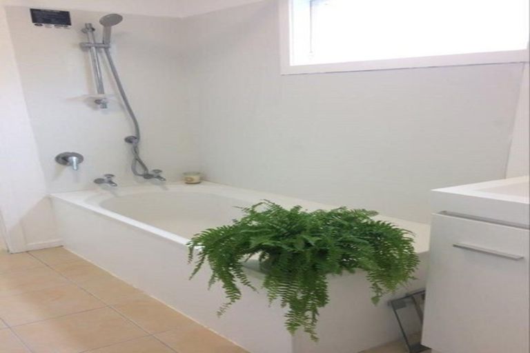 Photo of property in 17 Edgeworth Road, Glenfield, Auckland, 0629