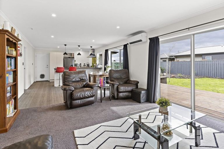 Photo of property in 1 Routhan Way, Carterton, 5713