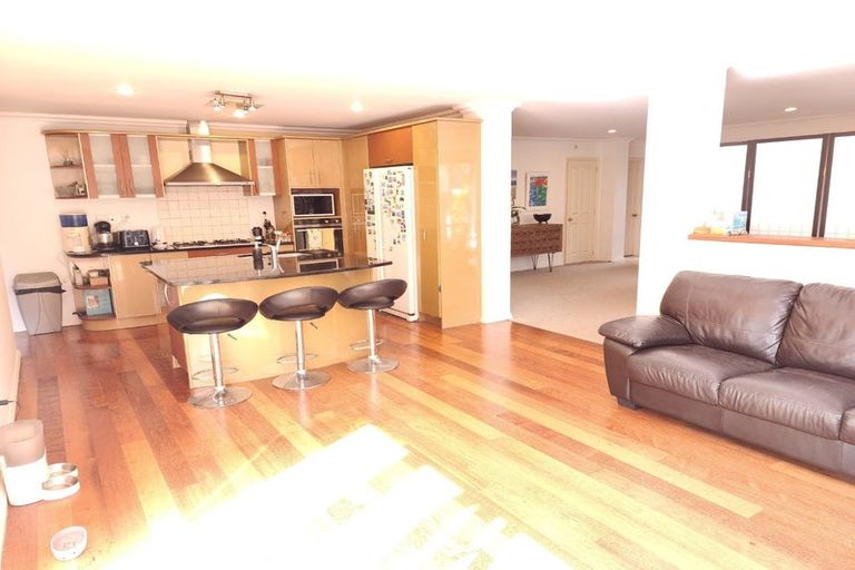 Photo of property in 16 Malin Place, Pinehill, Auckland, 0632