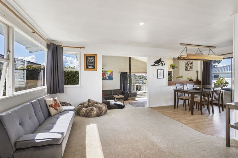 Photo of property in 5 Ngatoa Place, Glenfield, Auckland, 0629