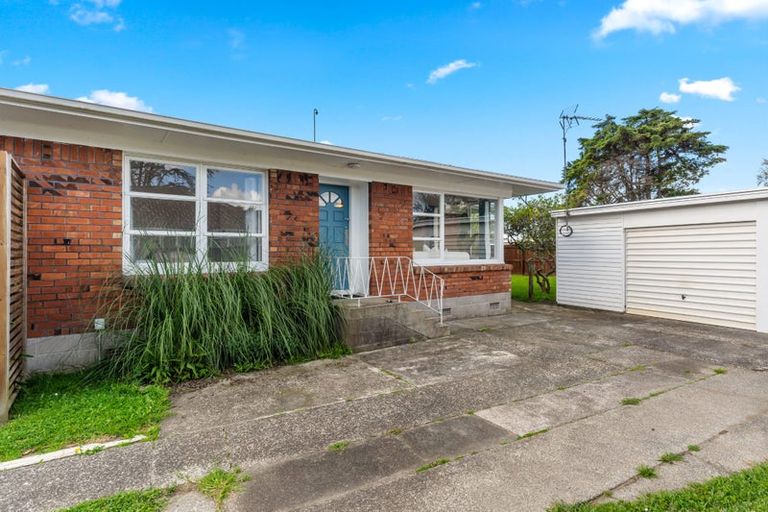 Photo of property in 2/24 Evelyn Place, Hillcrest, Auckland, 0627