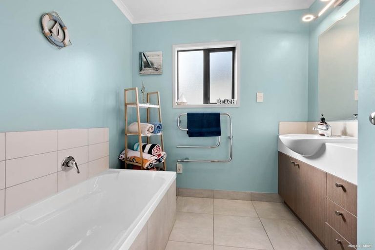 Photo of property in 13 Candlestick Place, Oteha, Auckland, 0632