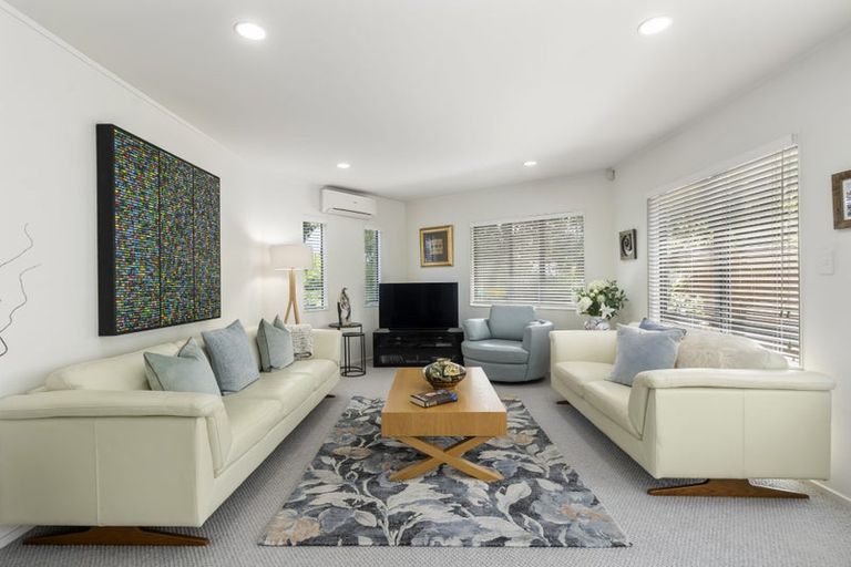 Photo of property in 1/27 Holdaway Avenue, Northcote, Auckland, 0627