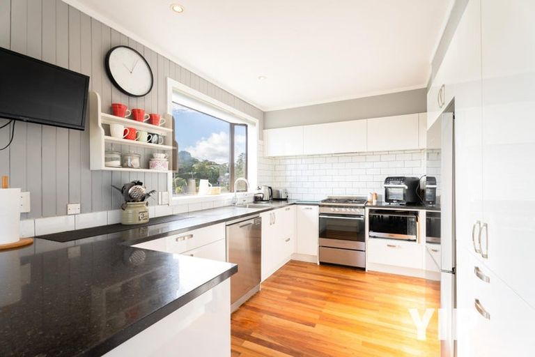Photo of property in 20 Lyndfield Lane, Newlands, Wellington, 6037