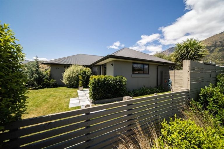 Photo of property in 1 Manorburn Place, Lake Hayes, Queenstown, 9304
