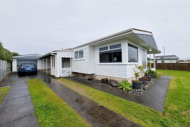 Photo of property in 8 Riversdale Drive, Merrilands, New Plymouth, 4312