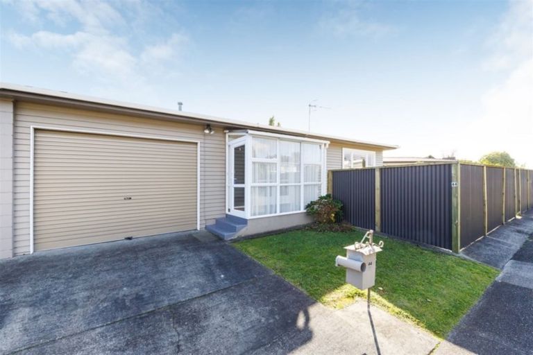 Photo of property in 44 Abraham Crescent, Milson, Palmerston North, 4414