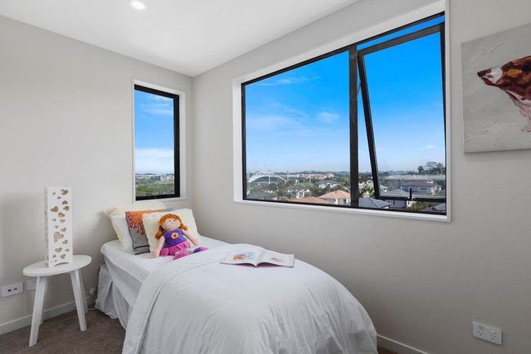 Photo of property in 15a Living Stream Road, Albany Heights, Auckland, 0632