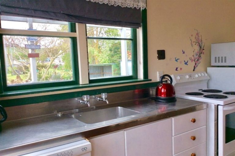 Photo of property in 6 Paraekaretu Street, Hunterville, 4730