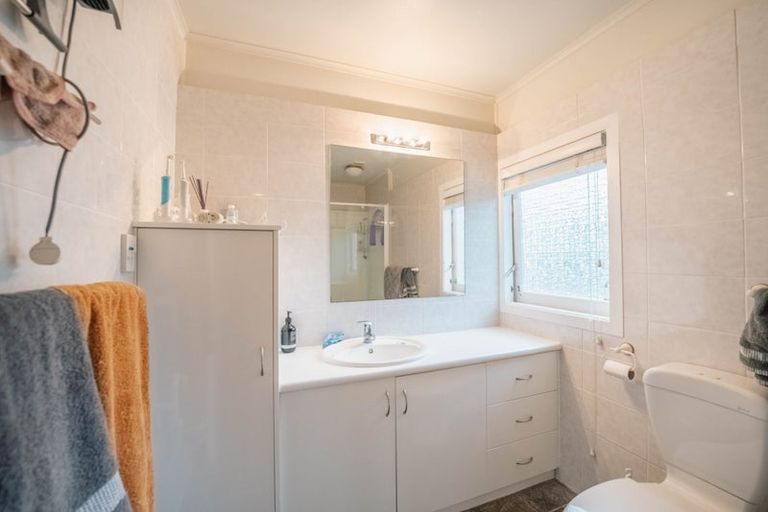 Photo of property in 1/18 Holdaway Avenue, Northcote, Auckland, 0627