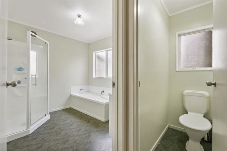 Photo of property in 2/7 Fordham Street, Beach Haven, Auckland, 0626