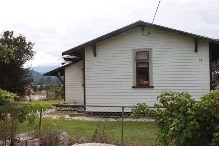 Photo of property in 97 Fairfax Street, Murchison, 7007