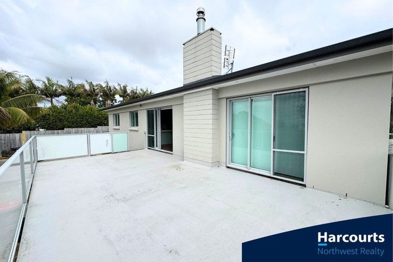 Photo of property in 86 Wiseley Road, West Harbour, Auckland, 0618