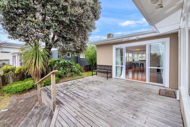 Photo of property in 2/64 Browns Bay Road, Rothesay Bay, Auckland, 0630