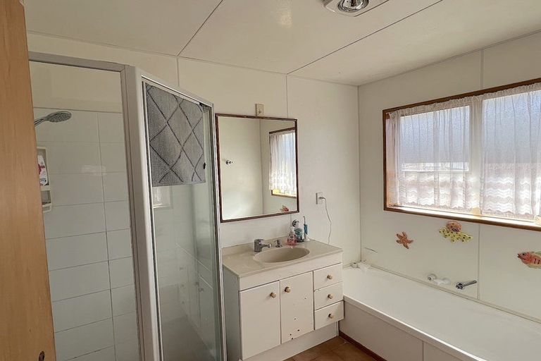 Photo of property in 2/104 Yaldhurst Road, Sockburn, Christchurch, 8042