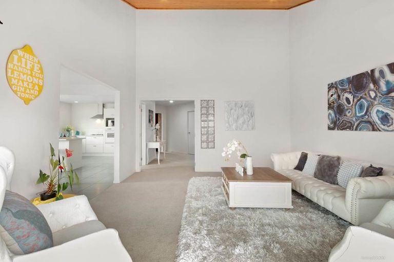 Photo of property in 11 Lochend Place, Highland Park, Auckland, 2010