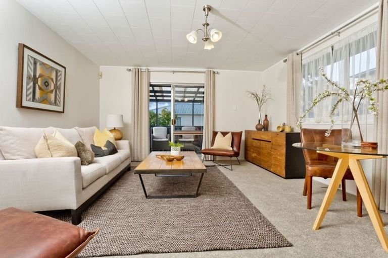 Photo of property in 18 Wykeham Place, Glenfield, Auckland, 0629