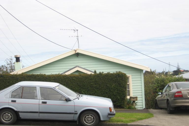 Photo of property in 114 Pioneer Road, Moturoa, New Plymouth, 4310