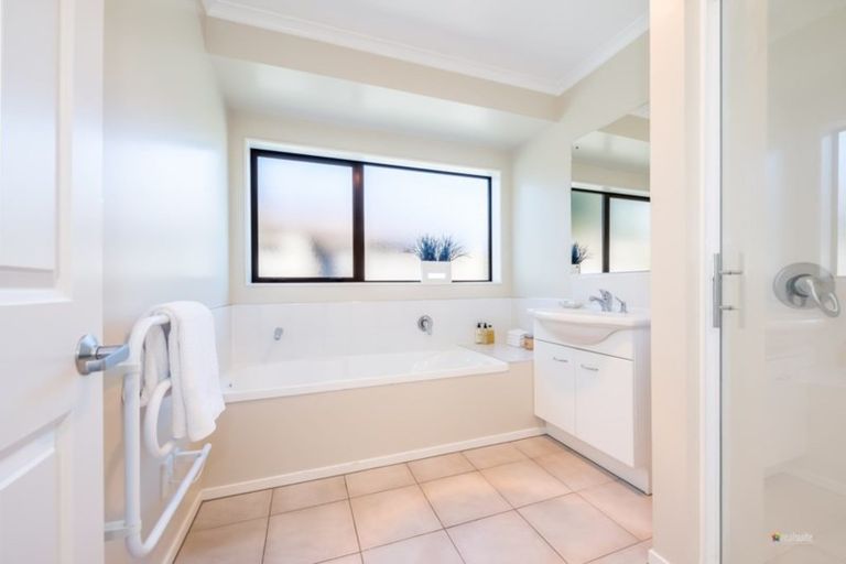 Photo of property in 24 Pinehill Crescent, Trentham, Upper Hutt, 5018