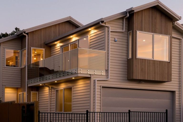 Photo of property in 1c Taupiko Place, Green Bay, Auckland, 0604