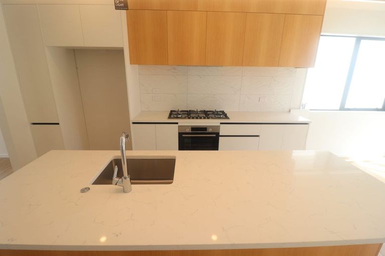 Photo of property in 18b Edgware Road, West Harbour, Auckland, 0618