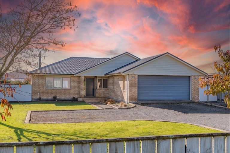 Photo of property in 24 Charles Street, Carterton, 5713