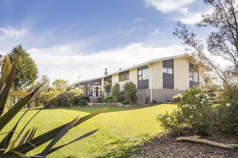 Photo of property in 61 Turitea Road, Fitzherbert, Palmerston North, 4472