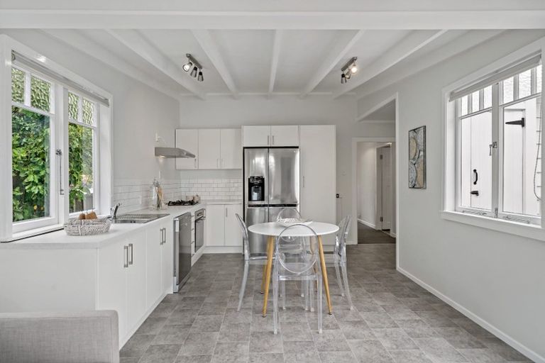 Photo of property in 24 Alberta Street, Point Chevalier, Auckland, 1022