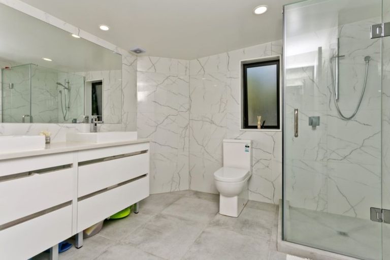 Photo of property in 33 Diana Drive, Glenfield, Auckland, 0627