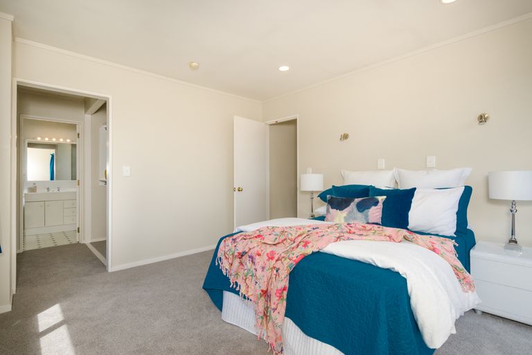 Photo of property in 17a Te Atatu Road, Te Atatu South, Auckland, 0610