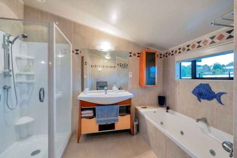 Photo of property in 9a Huntly Road, Campbells Bay, Auckland, 0630