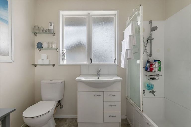 Photo of property in 7 Hueglow Rise, West Harbour, Auckland, 0618