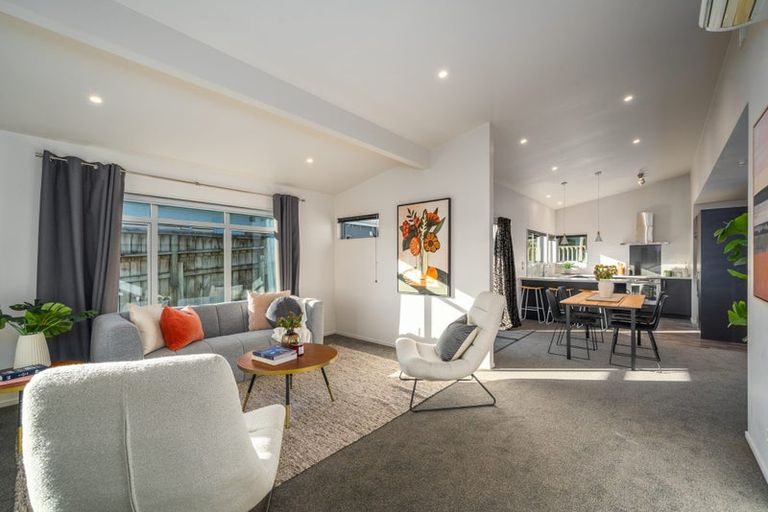 Photo of property in 6b Warrington Grove, Newlands, Wellington, 6037