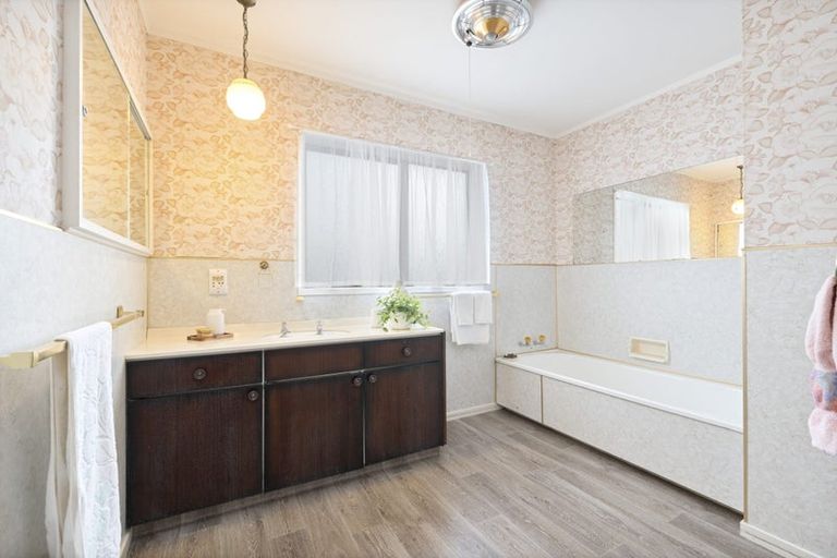 Photo of property in 21 Matuhi Rise, Henderson, Auckland, 0612