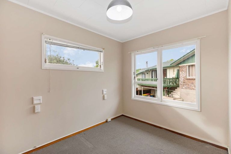 Photo of property in 1/5 Eyre Street, Henderson, Auckland, 0612