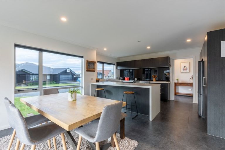 Photo of property in 6 D'urville Place, Kelvin Grove, Palmerston North, 4414