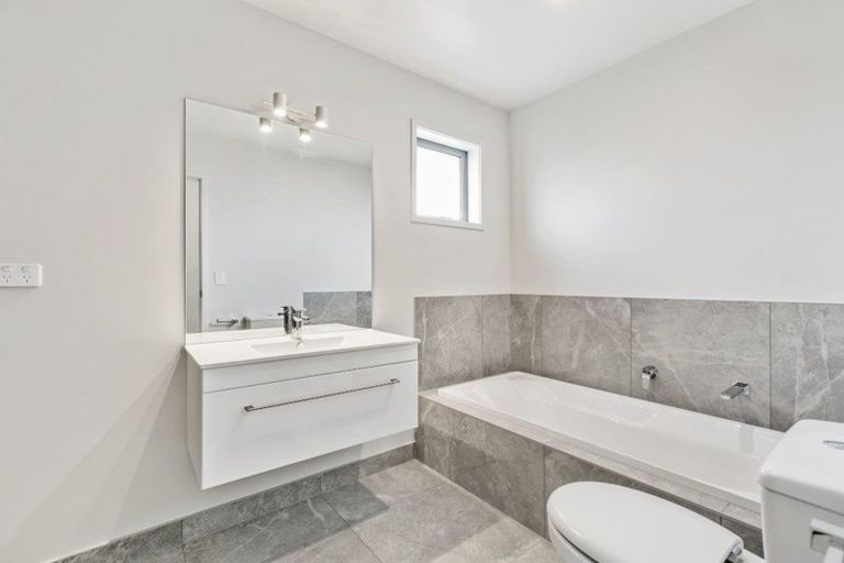 Photo of property in 10 Dumas Place, Rosehill, Papakura, 2113