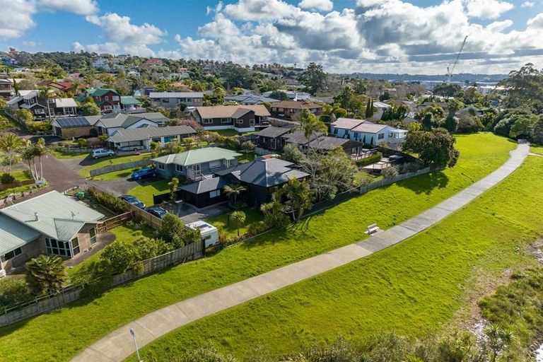 Photo of property in 1/45 Unsworth Drive, Unsworth Heights, Auckland, 0632