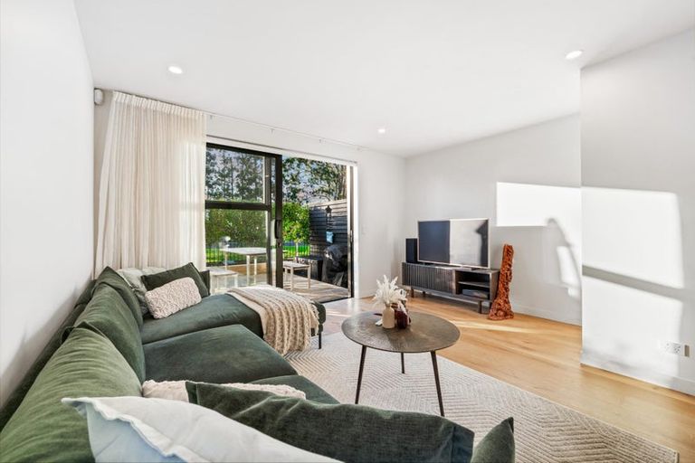Photo of property in 3/111 Hobsonville Road, West Harbour, Auckland, 0618