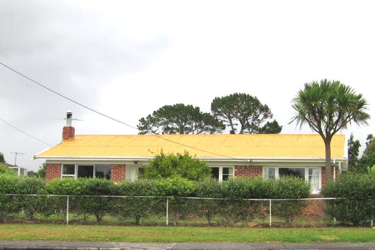 Photo of property in 35 Tirimoana Road, Te Atatu South, Auckland, 0602