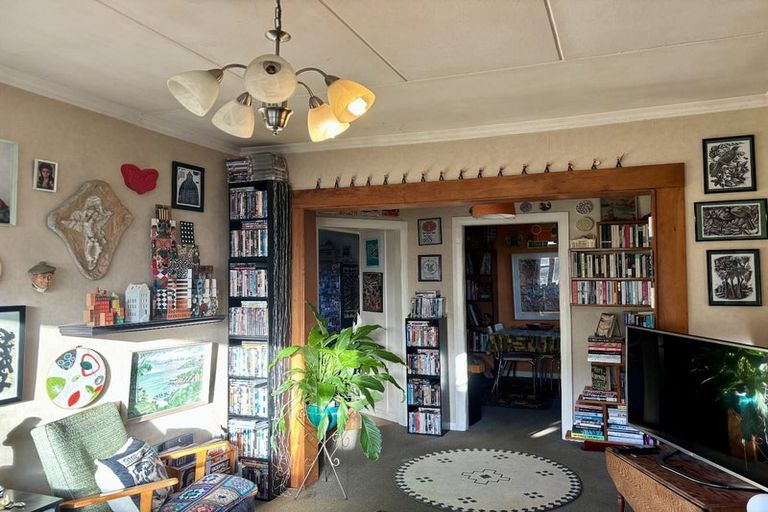 Photo of property in 48 Pinehaven Road, Pinehaven, Upper Hutt, 5019