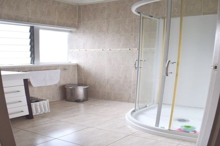 Photo of property in 2/6 Rothesay Bay Road, Rothesay Bay, Auckland, 0630