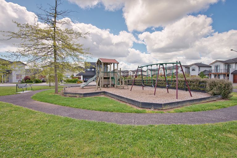 Photo of property in 16 Lake Road, Northcote, Auckland, 0627