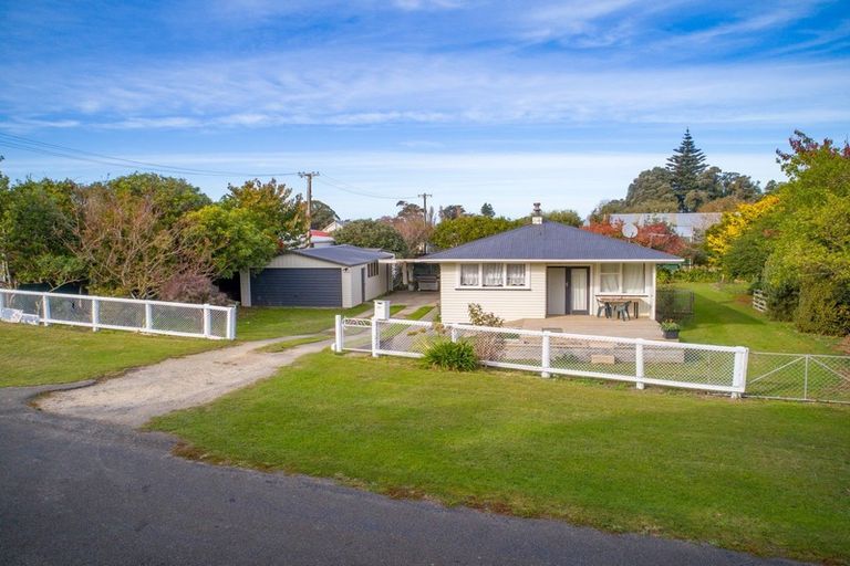 Photo of property in 35 Brassey Street, Waverley, 4510