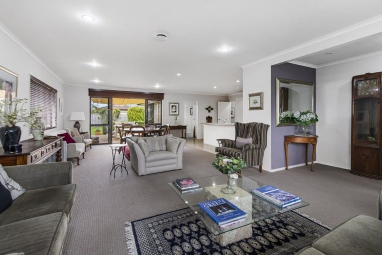 Photo of property in 15 Wroxton Place, Waiuku, 2123