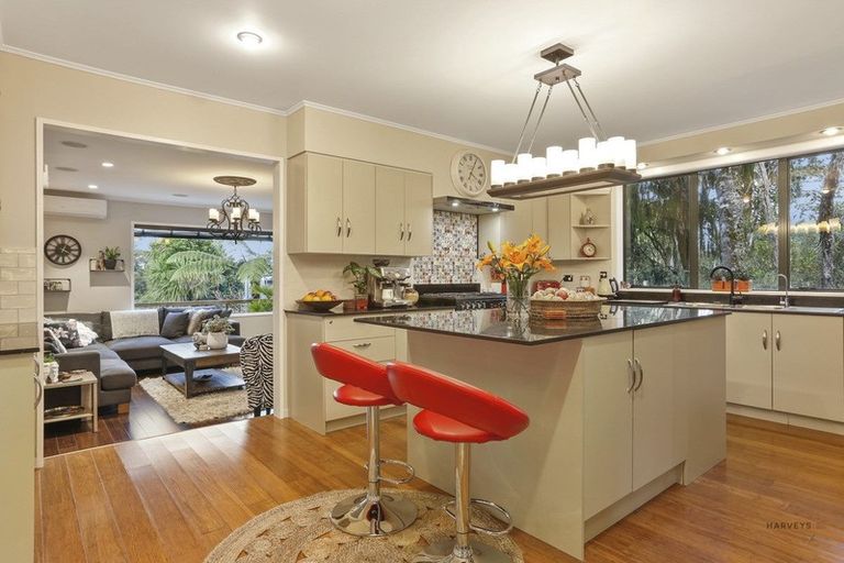 Photo of property in 32 Turanga Road, Henderson Valley, Auckland, 0612